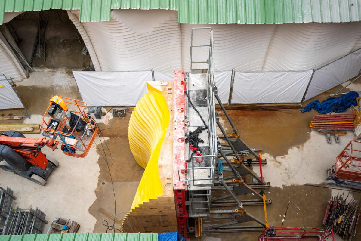 Die Architektur von Weinkellern: Maßgeschneiderte Schalungen für einzigartige Projekte. 9 Weinbauarchitektur: Maßgefertigte Schalung für geschwungene, gestufte Sichtbetonwände für ein Weingut in Frankreich