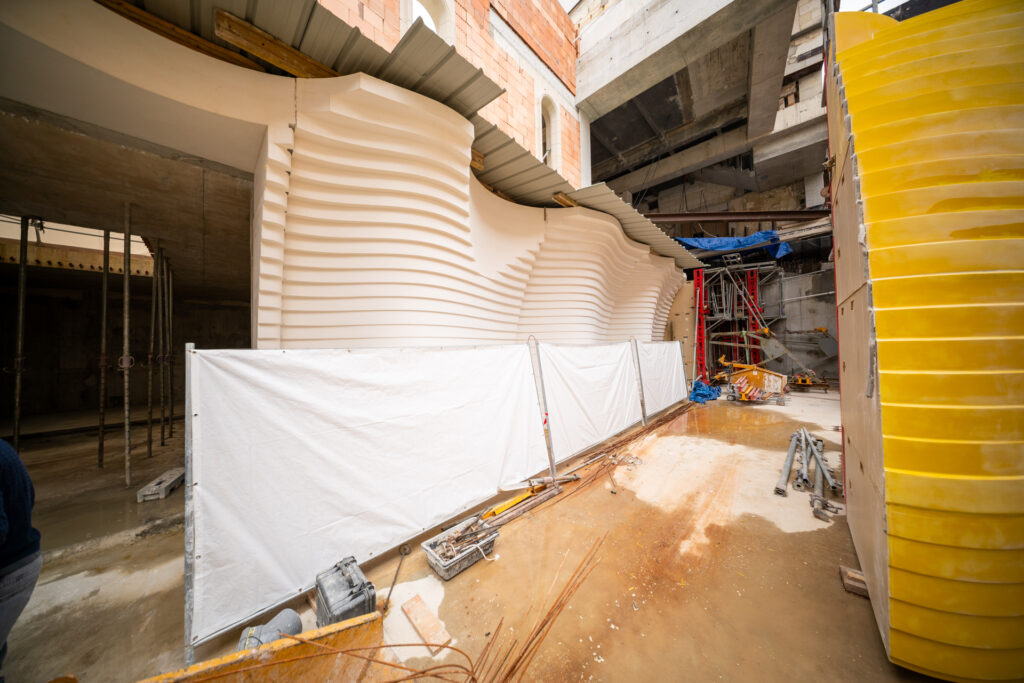 Die Architektur von Weinkellern: Maßgeschneiderte Schalungen für einzigartige Projekte. 11 Weingutarchitektur: Maßgefertigte Schalung, die vor Ort verstärkt wurde, um geschwungene, gestufte Sichtbetonwände für ein Weingut in Frankreich zu schaffen.