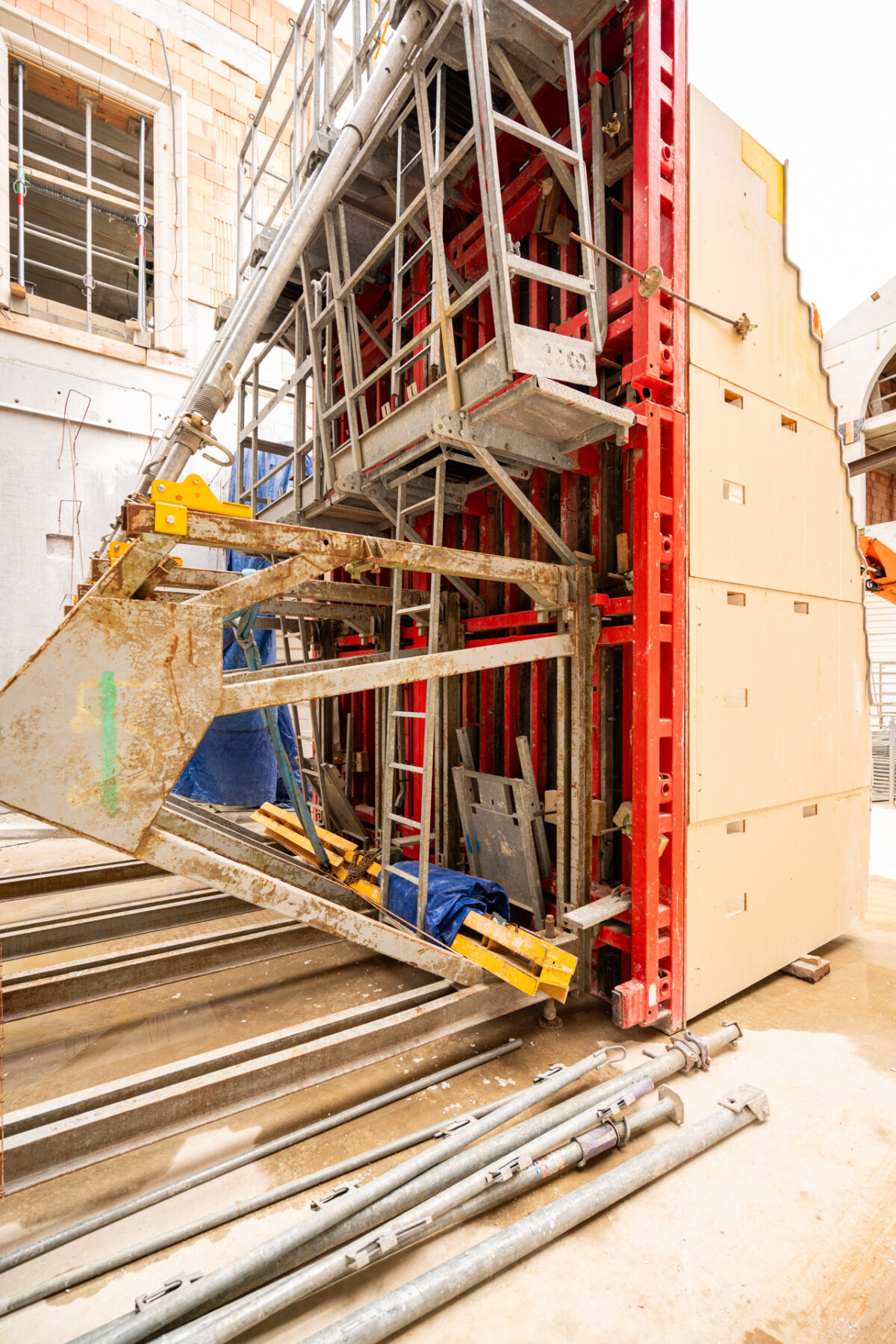 Die Architektur von Weinkellern: Maßgeschneiderte Schalungen für einzigartige Projekte. 8 Weingutarchitektur: Maßgefertigte Schalung, die vor Ort verstärkt wurde, um geschwungene, gestufte Sichtbetonwände für ein Weingut in Frankreich zu schaffen.