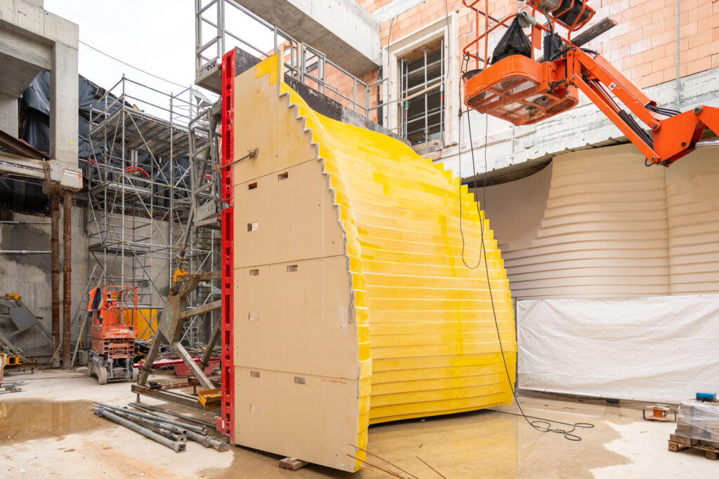 Die Architektur von Weinkellern: Maßgeschneiderte Schalungen für einzigartige Projekte. 10 Weingutarchitektur: Maßgefertigte Schalung, die vor Ort verstärkt wurde, um geschwungene, gestufte Sichtbetonwände für ein Weingut in Frankreich zu schaffen.