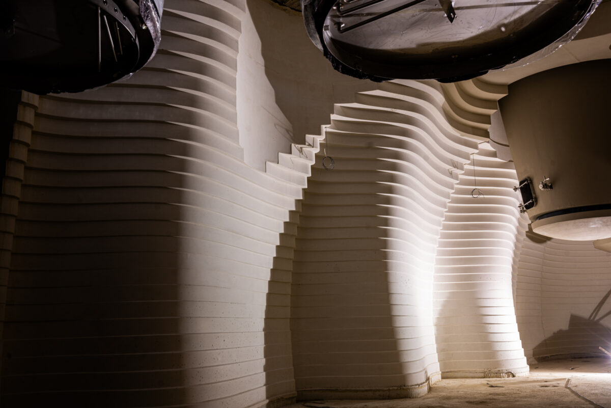 Die Architektur von Weinkellern: Maßgeschneiderte Schalungen für einzigartige Projekte. 12 Weingutarchitektur: Gebogene, gestufte Sichtbetonwände, die mit einer speziell angefertigten Arbloc-Schalung für ein Weingut in Frankreich errichtet wurden.