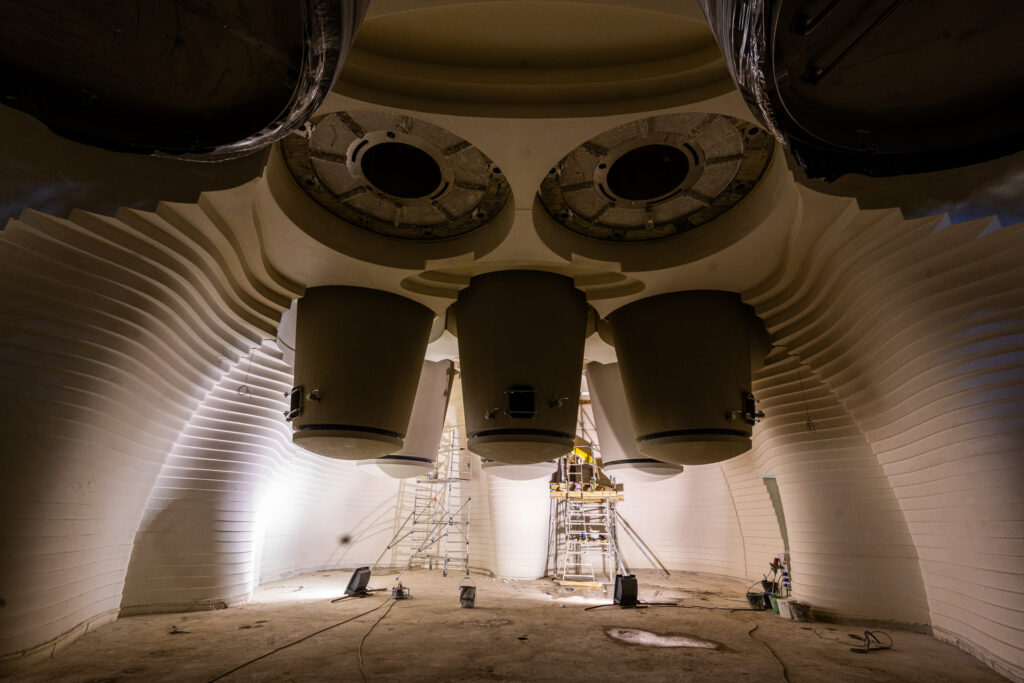 Die Architektur von Weinkellern: Maßgeschneiderte Schalungen für einzigartige Projekte. 7 Weingutarchitektur: Geschwungene, gestufte Wände aus Sichtbeton für ein Weingut in Frankreich