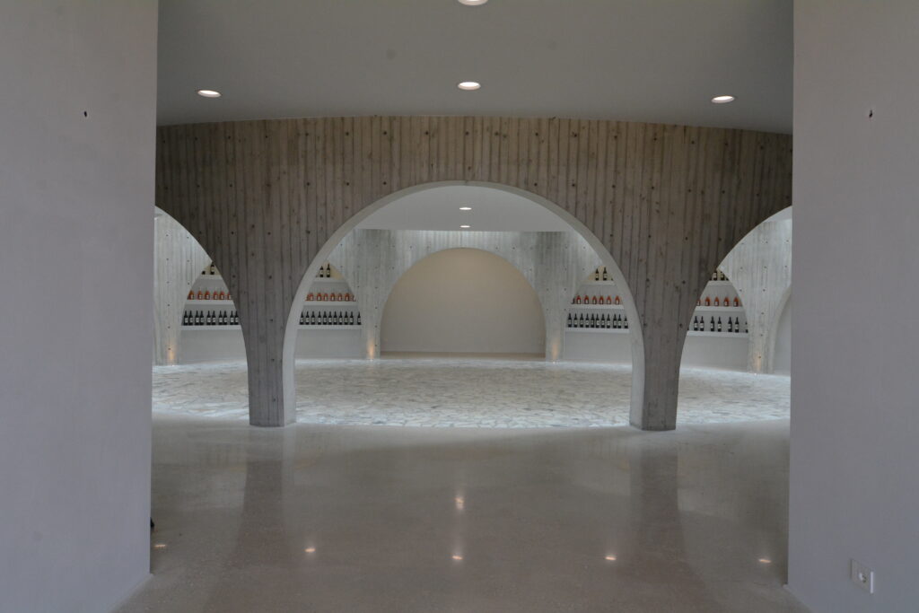 Die Architektur von Weinkellern: Maßgeschneiderte Schalungen für einzigartige Projekte. 6 Weinbauarchitektur: Runde Betonbögen mit Bogenschalung für Weingüter in Italien